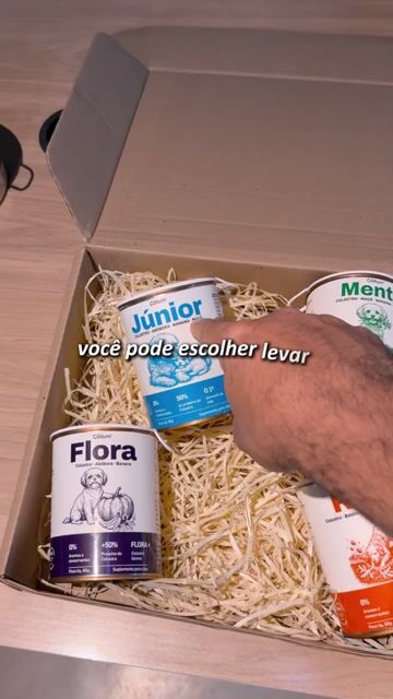 Jefferson abrindo a caixa do Clube Cōllum com as latas da linha